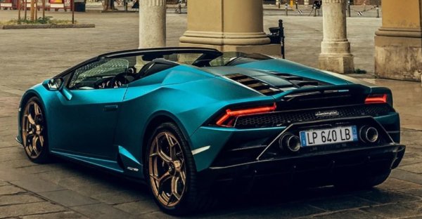 Lamborghini Hurac&aacute;n е екзотичен спортен автомобил с V10 двигател и уникални опции за тапицерия. Hurac&aacute;n има четири версии: Tecnica, STO, Evo Spyder и Sterrato. Evo Spyder е единственият вариант с усещане за вятър в косата, благодарение на прибиращия се мек покрив. Подобно на своите братя и сестри Hurac&aacute;n, той използва 5,2-литров V10 двигател, произвеждащ 630 к.с. Двигателят идва със седемстепенна автоматична трансмисия с двоен съединител, задвижваща и четирите колела. Тази настройка позволява на Hurac&aacute;n Evo Spyder да ускори до стотака за 3,1 секунди и да достигне максимална скорост от 325 км в час.

Evo Spyder има подобрена аеродинамика, включително преден сплитер, нови клапи и окачен заден спойлер. Той също така получава магнитореологични амортисьори и кормилно управление на четирите колела, като по този начин осигурява по-добро динамично представяне. Lamborghini оборудва Hurac&aacute;n Evo Spyder с карбоново-керамични спирачки с шест-бутални апарати отпред и четири-бутални апарати отзад, за да спират постоянно Hurac&aacute;n Evo Spyder. Естествено, пищен интериор с висококачествена тапицерия от алкантара, кожа и въглеродна кожа.